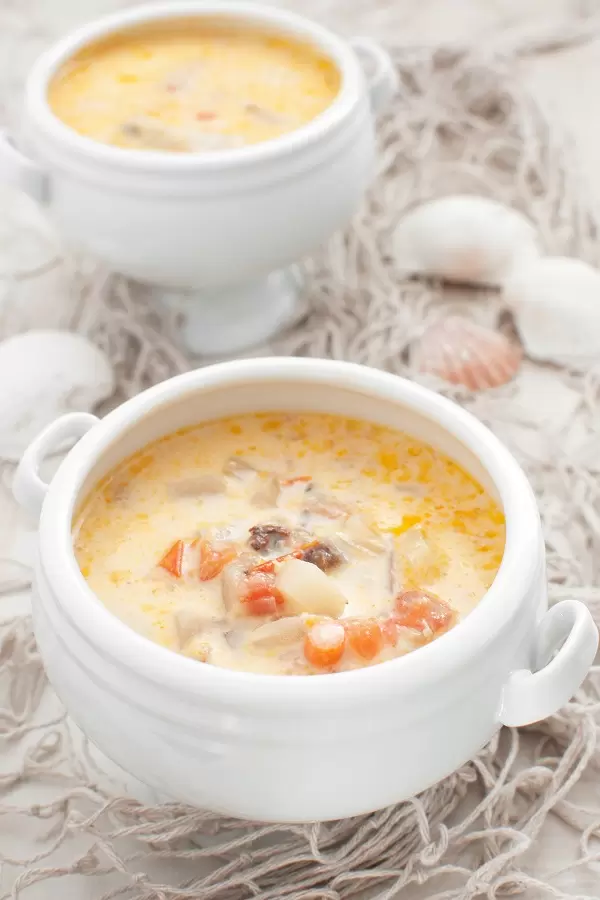 Slow cooker paleo fish chowder recipe. What's your go-to recipe when you're craving a healthy, comforting dish? This paleo fish chowder recipe is easy to make and only takes a few minutes of prep time. Check out this week's Paleo Meal Plan for more delicious meals. #slowcooker #crockpot #paleo #diet #healthy #fish #chowders #soups #dinner #homemade