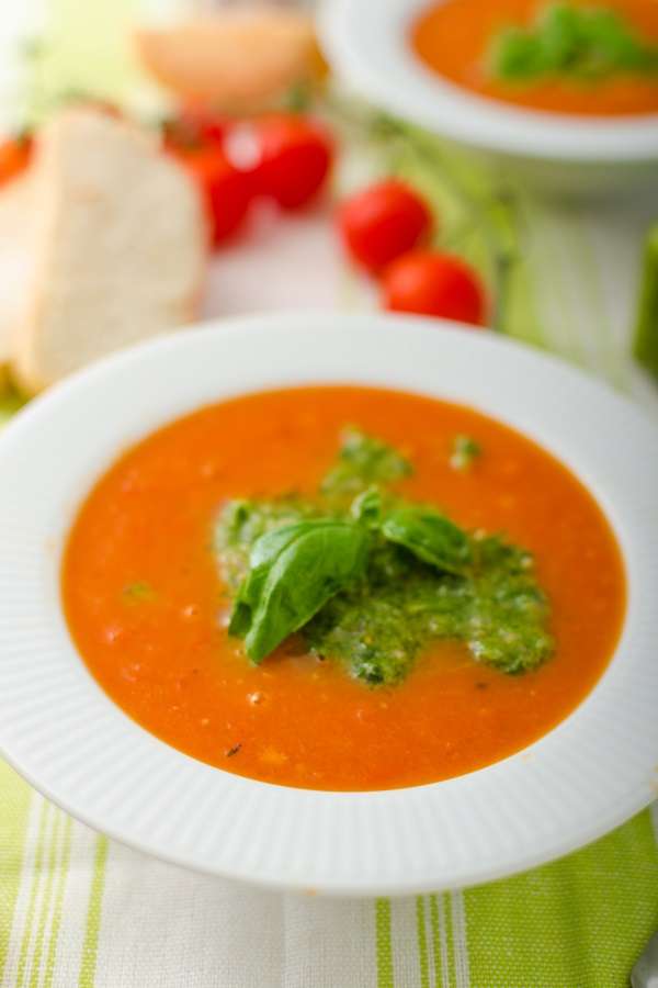 Instant pot paleo tomato pesto soup. This easy soup is perfect for an evening in, with just a few ingredients and little time needed in the kitchen. #instantpotb#pressurecooker, #paleo #healthy #recipes #homemade